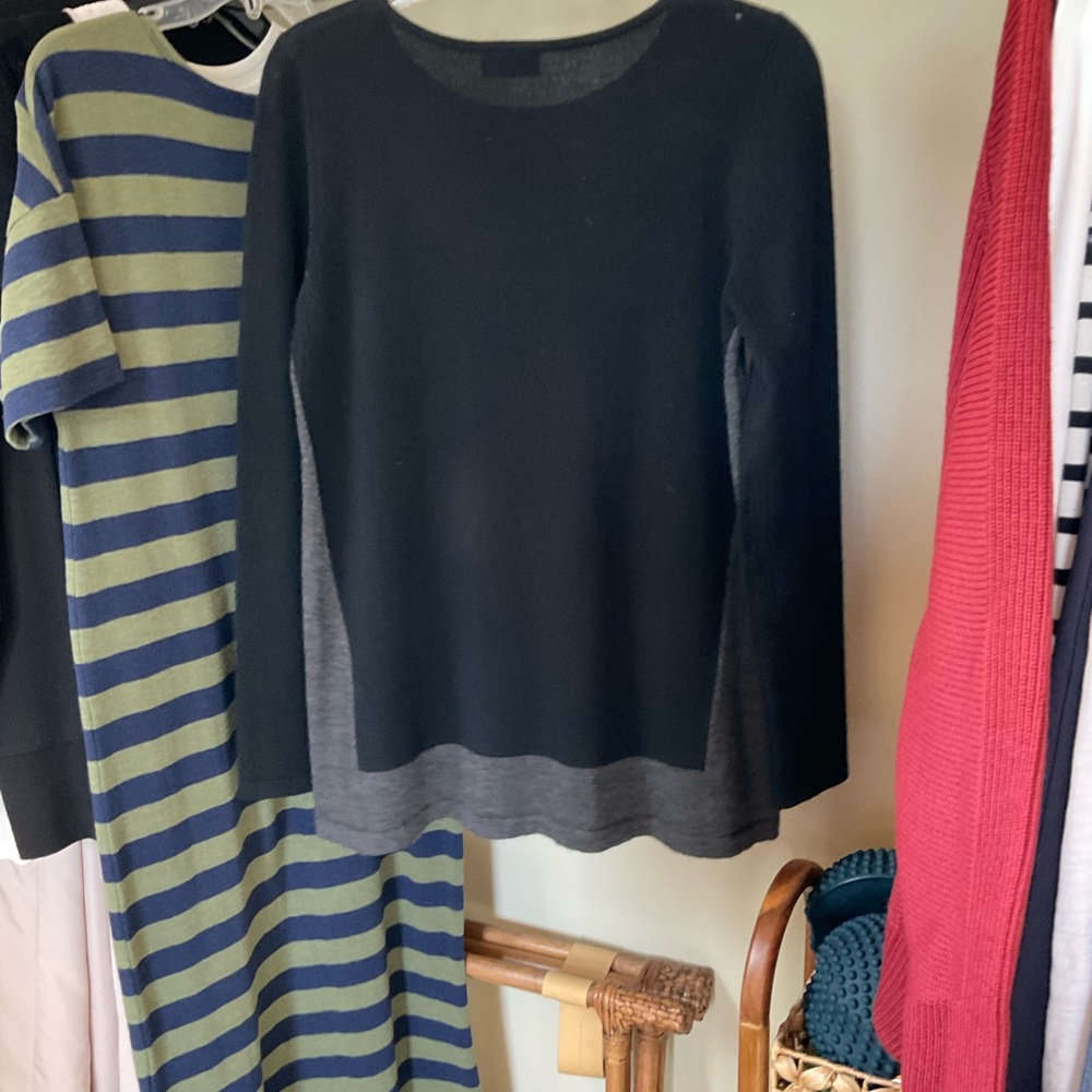 Elegant Black and Gray Kinross cashmere Women's Crew Neck Sweater